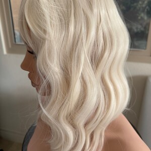 ティルスタイルのプラチナブロンドのヘアトッパー、バタフライバング、ルーズボディウェーブ/ウォーターウェーブ、薄毛クラウン