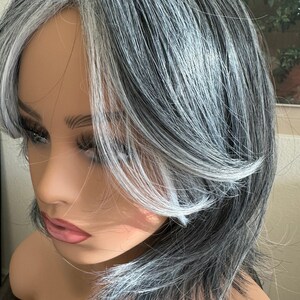 ティルスタイル ショート グレー レイヤード ウィッグ / 淡いホワイトの毛先 / 前髪