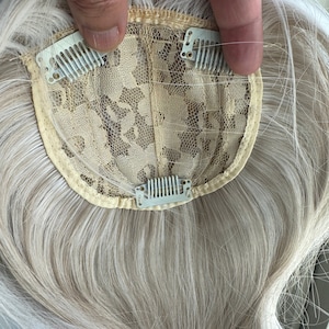 ティルスタイル 淡いホワイトのハイライトヘアトッパー 女性用 リアルパート / クリップインヘアトッパー / 脱毛症 / 彼女へのギフト