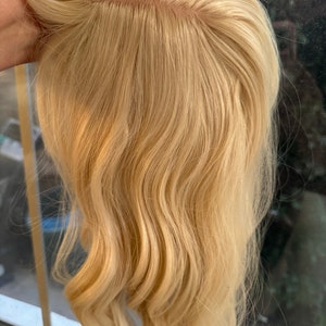 前髪のある女性のためのティルスタイルのブロンドのヘアトッパー