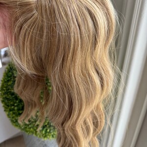ティルスタイルのアッシュブラウンのヘアトッパー、バタフライバング、ルーズボディウェーブ/ウォーターウェーブ、薄毛クラウン