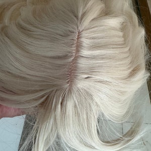 蝶のバングを持つ女性のためのティルスタイルの白いヘアトッパー
