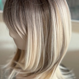 Tillstyle オンブル プラチナブロンド ストレートウィッグ 前髪付き ショートヘアウィッグ 女性用 合成プレミアムファイバー 耐熱性