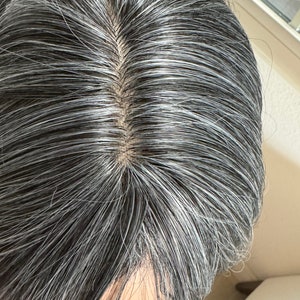ティルスタイルのダークグレーのソルトアンドペッパーヘアトッパー（女性用）/レイヤード/前髪/薄毛の頭頂部/脱毛症