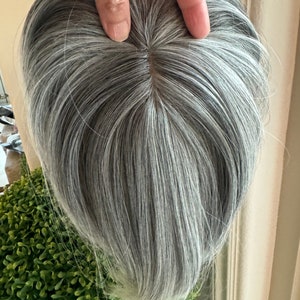 女性向けのバタフライバング付きティルスタイルのグレーヘアトッパー、ソルトアンドペッパーの淡いホワイトミックスヘア