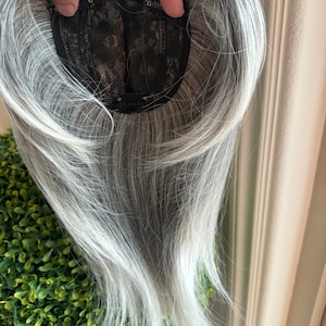 ティルスタイルのグレーの淡い白のハイライトのバタフライバングの女性用ヘアトッパー