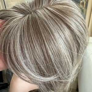 Tillstyle Aschblond grau Strähnchen Haartopper mit Pony/Urlaubsfrisur