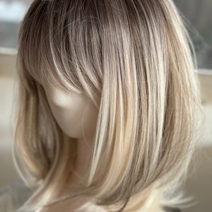 Tillstyle オンブル プラチナブロンド ストレートウィッグ 前髪付き ショートヘアウィッグ 女性用 合成プレミアムファイバー 耐熱性