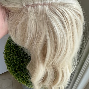 ティルスタイルの明るいブロンドのヘアトッパー、バタフライバング、ルーズボディウェーブ/ウォーターウェーブ、薄毛クラウン
