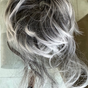 Tillstyle グレーの伸縮性のあるヘアバン シュシュ、前髪付き、グレー、白の毛先、女性用ヘアピース、薄毛用クラウン、ソルト&ペッパー、ボリュームヘア