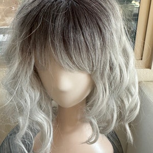 Tillstyle ショート シルバー グレー ボブ ウィッグ 女性用 ルーズ ボディ ウェーブ エア バング 合成プレミアム ファイバー