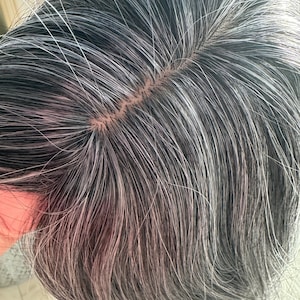 前髪のある女性のためのティルスタイルのミディアムグレーヘアトッパー