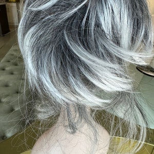 Tillstyle グレー 伸縮性のあるヘアバン シュシュ 前髪付き グレー ポニーテール エクステンション ヘアピース 女性用 薄毛 クラウン ソルト&ペッパー ボリュームヘア