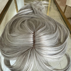 ティルスタイルのホワイトシルバーグレーのヘアトッパー、女性用 / レイヤード / 前髪