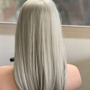 ティルスタイルのシルバーグレーのヘアトッパー、バタフライバングの女性向け