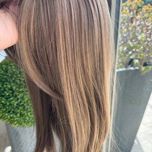 ティルスタイル ミディアムブラウン ミックスブロンド バタフライバング付き女性用ヘアトッパー アッシュブラウン 18インチ 薄毛 クラウン レースベース