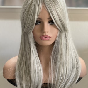 バタフライバングの女性のためのティルスタイルのグレーヘアトッパー