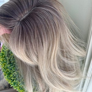 Tillstyle popielaty blond z popielatymi brązowymi odrostami i grzywką
