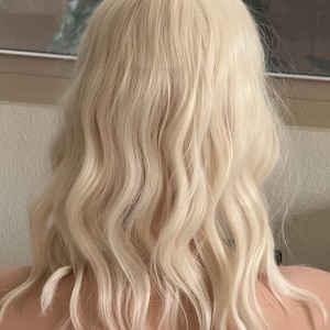 ティルスタイルの白いブロンドのヘアトッパー、バタフライバング、ルーズボディウェーブ/ウォーターウェーブ、薄毛のクラウン