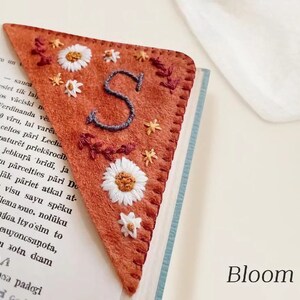 Custom Initials Embroidery Felt Bookmarks, Personalized Embroidered Corner Bookmark, Gift for Book Lovers Bloom