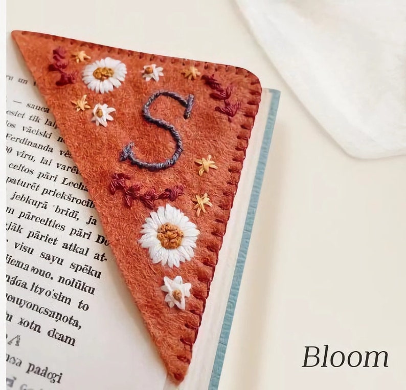 Custom Initials Embroidery Felt Bookmarks, Personalized Embroidered Corner Bookmark, Gift for Book Lovers Bloom