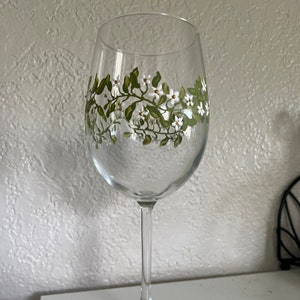 Copas de vino blanco y verde.