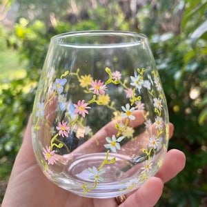 Frühlingsblumen handbemaltes Weinglas