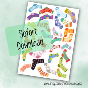 Peut inclure: Une feuille de motifs de chaussettes colorées avec divers motifs, notamment des rayures, des pois et des fruits. Le texte "Sofort Download" est visible sur un fond vert. L'URL de la boutique Etsy est également visible.