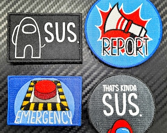 Könnte beinhalten: Vier gestickte Aufnäher mit dem beliebten Online-Spiel Among Us. Die Aufnäher sind schwarz, grau und blau mit weißem Text. Der Text auf den Aufnähern lautet "Sus", "Report", "That's Kinda Sus" und "Emergency".