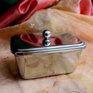 Smörkallrik, rostfri behållare med lock för smör eller margarin, köksutrustning, modern bordskultur