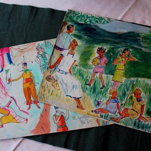 Può includere: Due dipinti ad acquerello raffiguranti figure in un ambiente di parco. Uno mostra figure in costumi colorati, l'altro persone che giocano. I dipinti hanno un'estetica vintage e sono su uno sfondo verde e bianco.