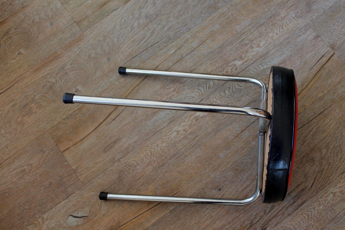 Küchenhocker, Hocker mit Metallbeinen und rotem Polster, Sitzhocker midcentury, Schemel, Beistellmöbel, foto 4 di 5