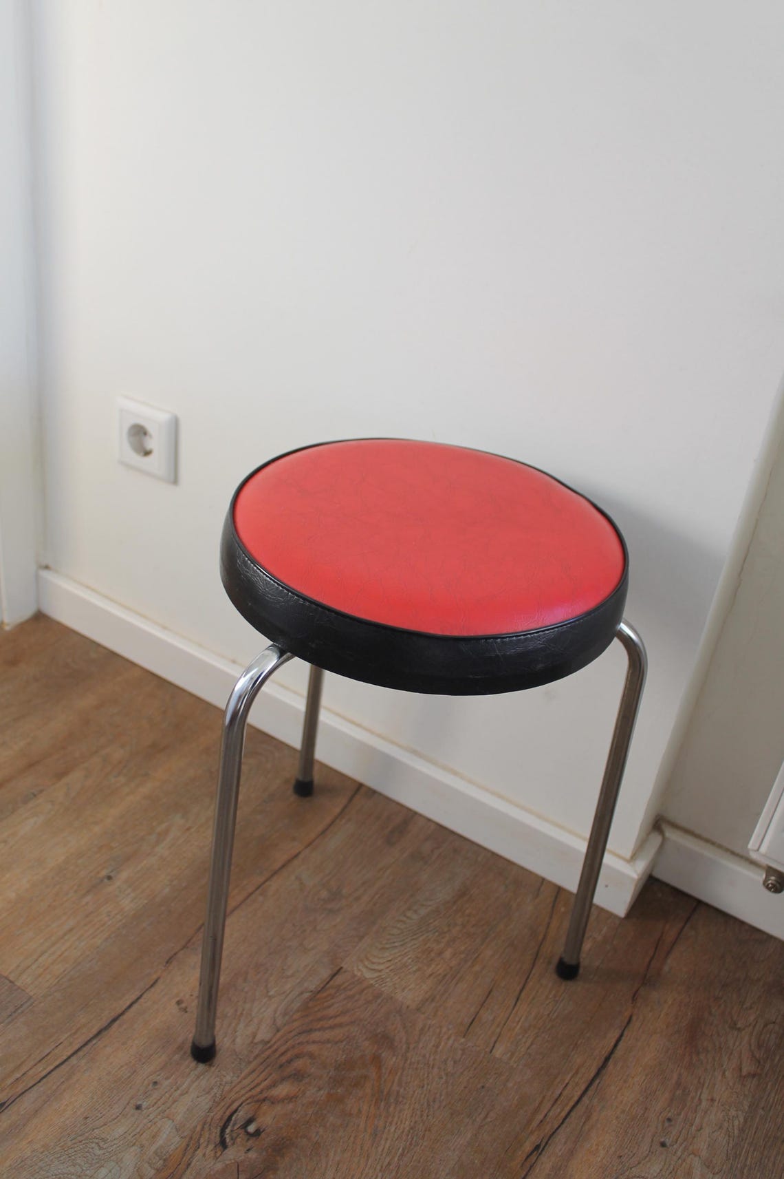 Küchenhocker, Hocker mit Metallbeinen und rotem Polster, Sitzhocker midcentury, Schemel, Beistellmöbel, foto 1 di 5