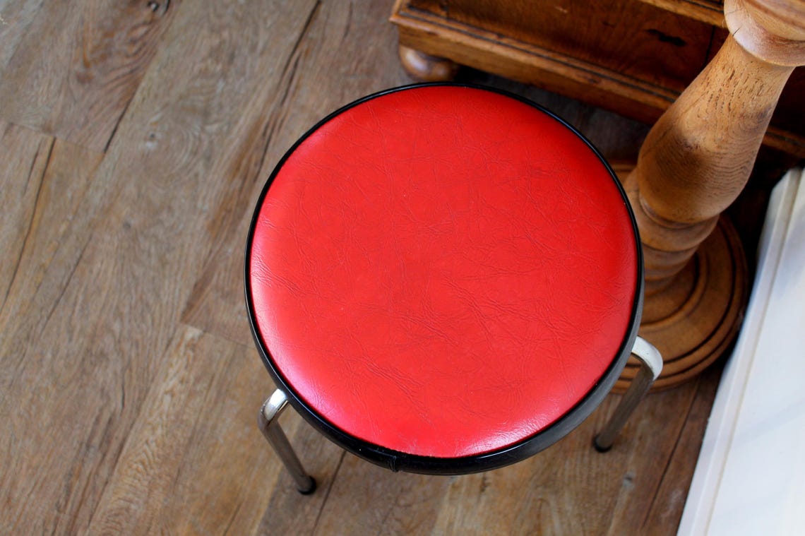 Küchenhocker, Hocker mit Metallbeinen und rotem Polster, Sitzhocker midcentury, Schemel, Beistellmöbel, foto 3 di 5