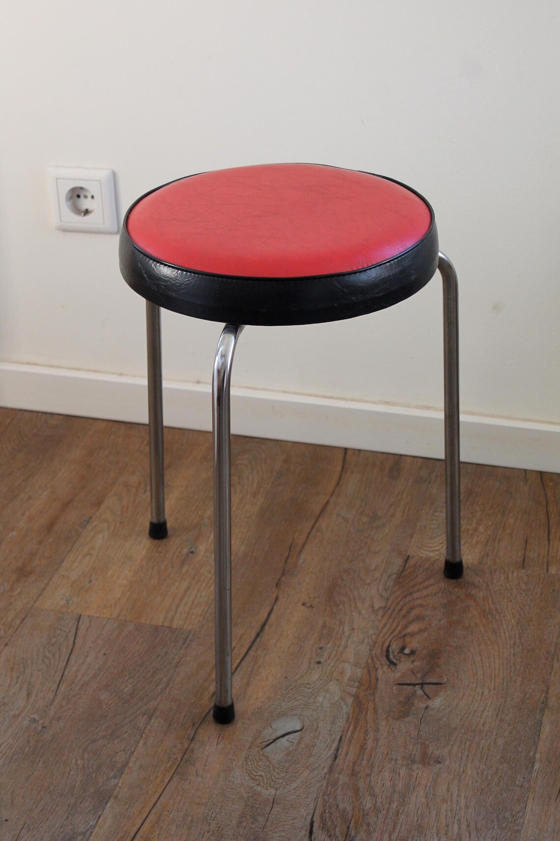 Küchenhocker, Hocker mit Metallbeinen und rotem Polster, Sitzhocker midcentury, Schemel, Beistellmöbel, foto 2 di 5