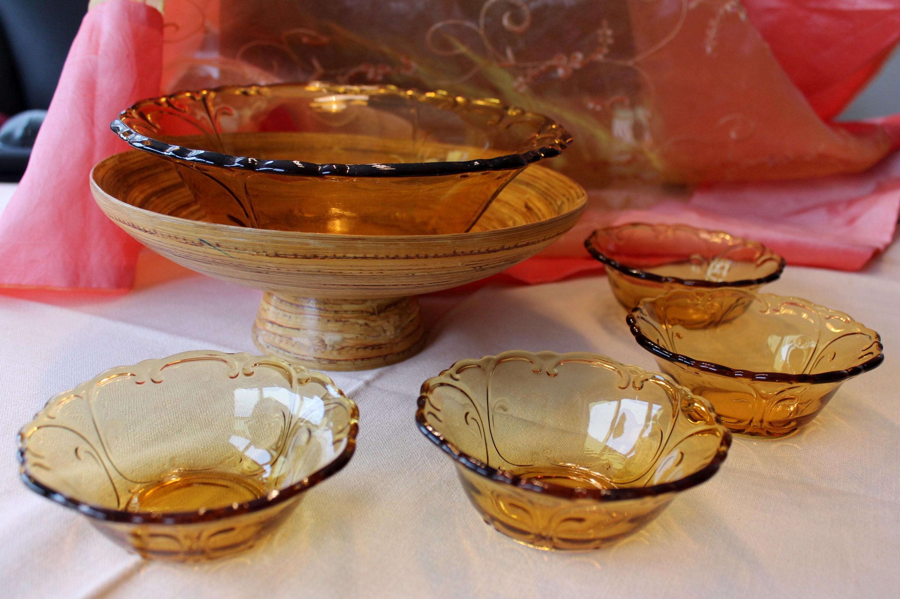 Glasschüsseln und Bambusschale, bernsteinbraunes Glas, Puddingschüssel mit 4 kleinen Schälchen, 50er Jahre Pressglas