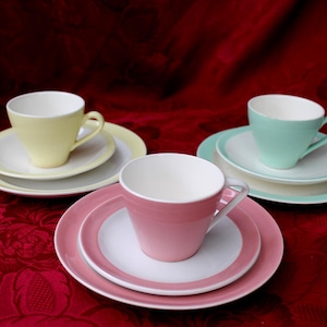 3 Gedecke Pastell Kaffeegeschirr, original 50er Jahre Kult Geschirr (mit Alterungsspuren), pastellfarbige Teller und Tassen, Deko midcentury