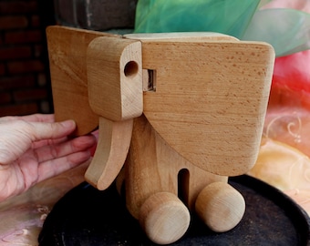Elefante sobre ruedas, madera maciza, juguete de diseño de madera, años 70, juguete de arrastre, ayuda para caminar