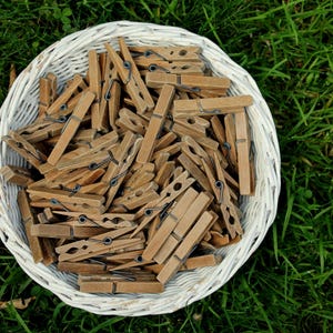 Basket with 100 clothespins, wicker basket with wooden pegs, craft material, decorative material, country kitchen