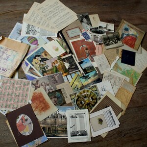Material para collage, colección de papeles, páginas de libros antiguos, fotos, postales, sellos, naipes, partituras, materiales de arte.