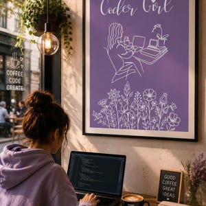 Puede incluir: Una lámina de arte mural enmarcada con fondo morado que presenta el texto blanco Coder Girl, una ilustración de líneas de una persona trabajando en un escritorio con un portátil y un arreglo floral detallado en la parte inferior del póster rectangular.