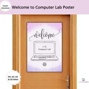 Może przedstawiać: Fioletowe i białe tło akwarelowe z czarno-białym rysunkiem laptopa. Ekran laptopa wyświetla napis "To the Computer Lab". Tekst "Welcome" jest napisany kursywą nad laptopem.