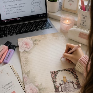 Pode incluir: Uma folha de papel de carta pautado com uma borda floral de estilo vintage com rosas cor-de-rosa suaves e uma pequena ilustração de uma pessoa sentada a uma secretária sob um arco coberto de rosas. O papel tem uma textura bege envelhecida.