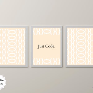 Puede incluir: Tres pósters imprimibles con un patrón geométrico blanco sobre un fondo melocotón. El póster del medio tiene el texto "Just Code." impreso en negro.