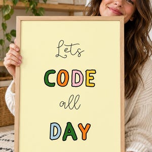 Puede incluir: Un cuadro rectangular con fondo amarillo claro que presenta el texto "Lets CODE all DAY". Las palabras "Lets" y "all" están en cursiva negra, mientras que "CODE" y "DAY" aparecen en letras de bloque coloridas con estilo dibujado a mano.