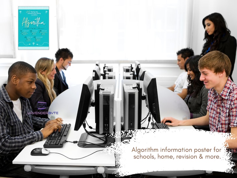 K&ouml;nnte beinhalten: Ein Klassenzimmer mit Sch&uuml;lern, die an Computern arbeiten. Ein Poster an der Wand zeigt "Algorithmus" und enth&auml;lt ein Diagramm eines Algorithmus. Die Bildunterschrift unter dem Poster lautet "Algorithmus-Informationsposter f&uuml;r Schulen, Zuhause, Wiederholung und mehr."