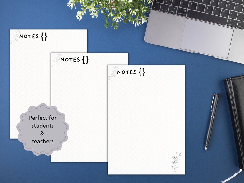 K&ouml;nnte beinhalten: Drei wei&szlig;e Notizbl&ouml;cke mit dem Text "NOTES {}" auf jedem. Die Notizbl&ouml;cke liegen auf einer blauen Oberfl&auml;che mit einem Laptop, einem Stift und einem Notizbuch im Hintergrund.
