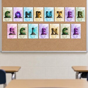 Op de afbeelding: Een set van vijftien rechthoekige wandposters gerangschikt op een prikbord, die de woorden COMPUTER SCIENCE spellen. Elke letter heeft een uniek fantasy-ontwerp met levendige kleuren, texturen en gloeiende elementen op een aquarelachtergrond.