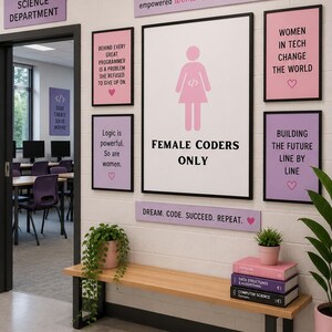 Może przedstawiać: Ściana ozdobiona dużym plakatem z różową ikoną kobiety i napisem FEMALE CODERS ONLY, otoczonym mniejszymi ramkami z motywacyjnymi tekstami, umieszczona nad drewnianą ławką z książkami i rośliną w doniczce.