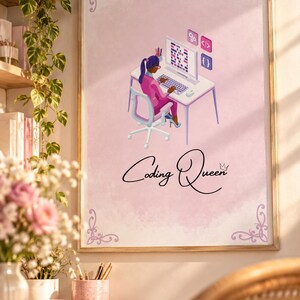 Könnte beinhalten: Ein gerahmtes vertikales Wandbild mit hellrosa Hintergrund und dekorativen violetten Eckverzierungen. Die Illustration zeigt eine Person, die an einem Schreibtisch am Computer arbeitet, mit dem schwarzen kursiven Text Coding Queen.